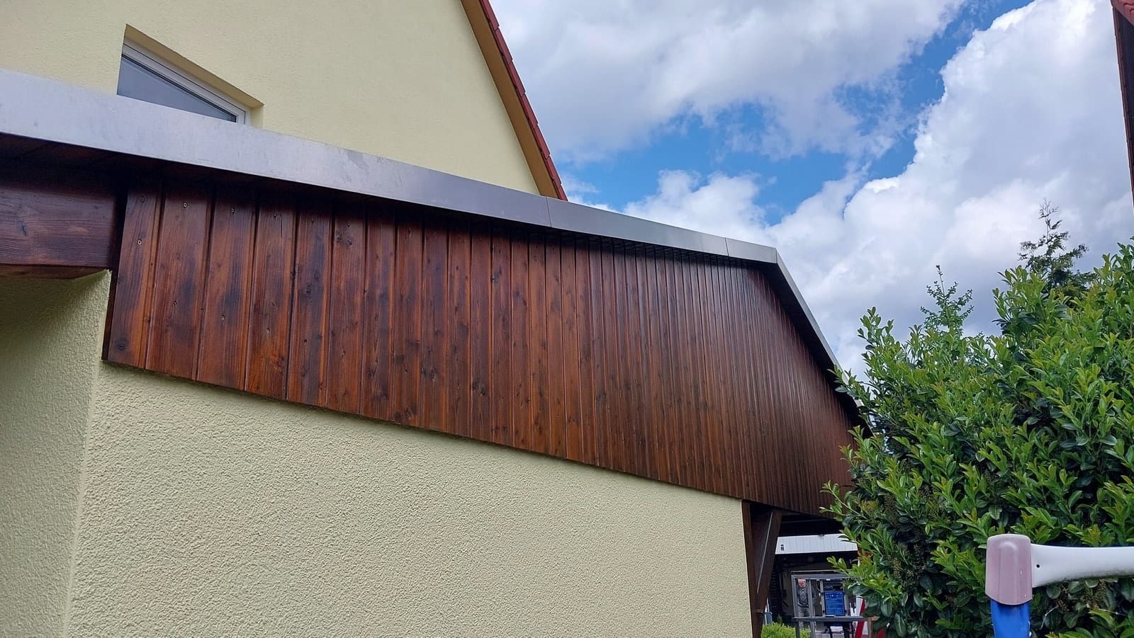 Holzverkleidung am Dach nach dem frischen Schutzanstrich