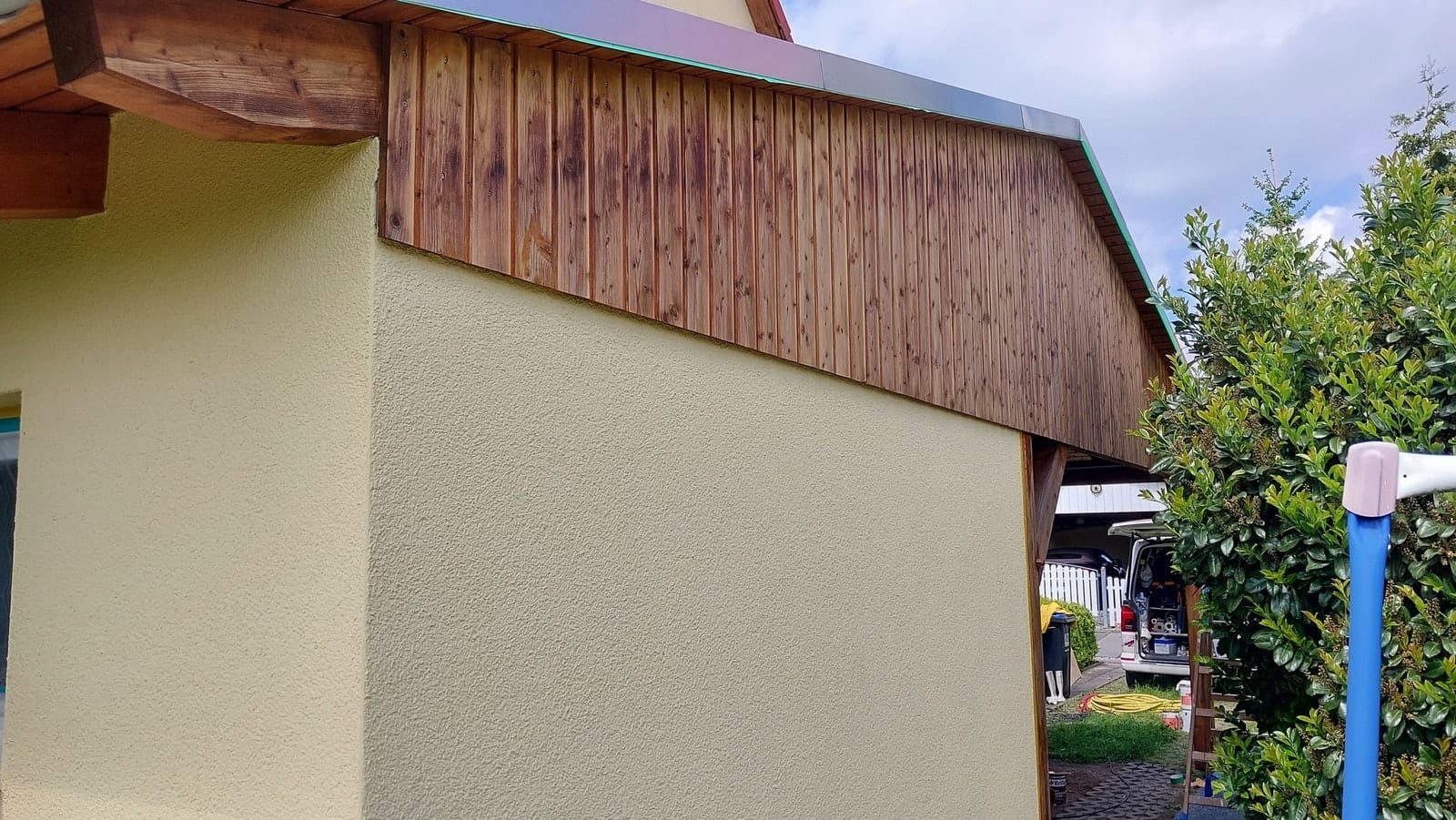 Holzverkleidung am Dach vor dem Schutzanstrich
