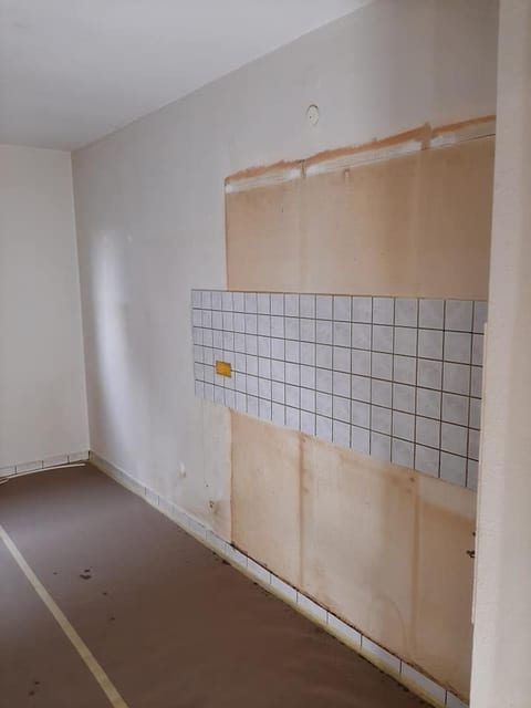 Stark beanspruchte Küchenwand vor der Renovierung